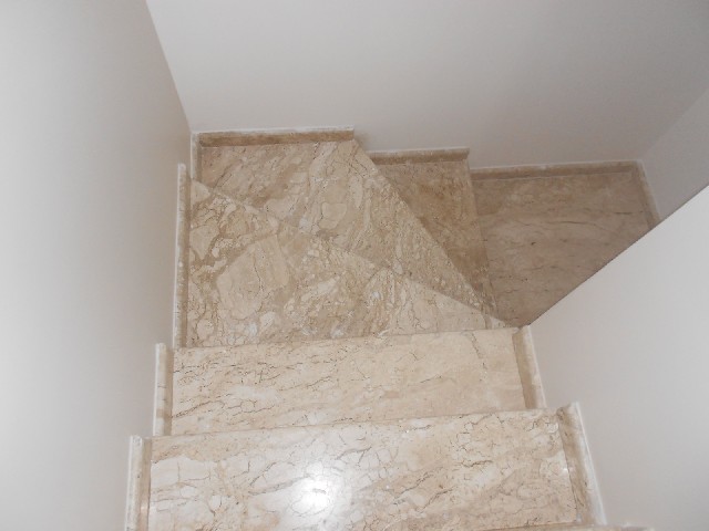 Foto 1 - Acabamento Escadas concreto e ferro marmorizao