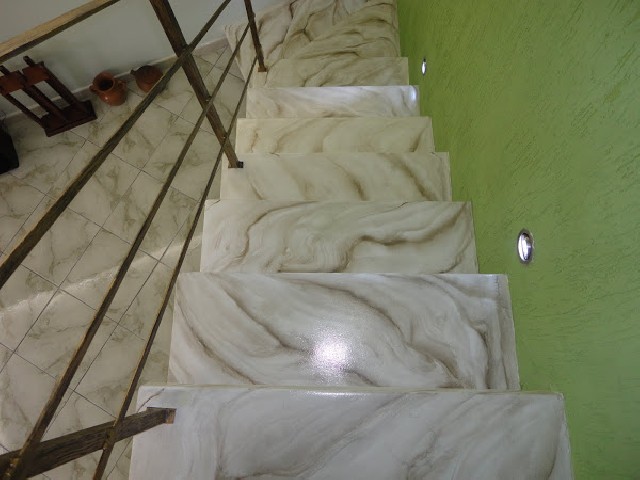 Escada com acabamento pintura Marmorizada